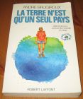 [R15815] La terre n est qu un seul pays (dédicacé), André Brugiroux